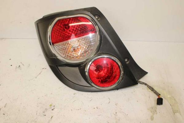 FEU ARRIERE GAUCHE CHEVROLET - Vue 1